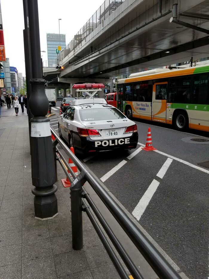 Japanese Police Cars Can Raise Their Flashing Lights. Safety Level: Over 9000!