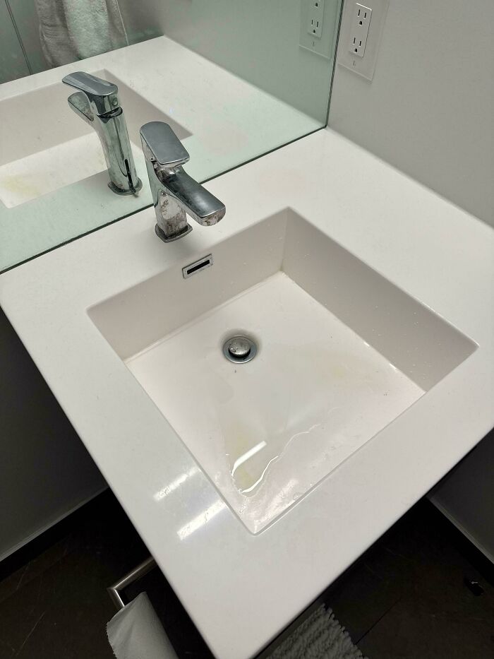 Completely Flat Sink That Keeps All The Water Inside