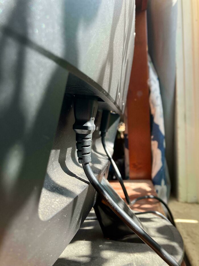 Monitor Designed To Twist Your Cables Into Knots
