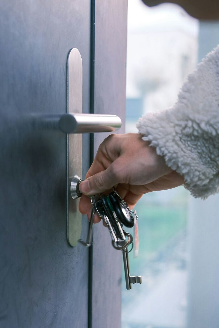 Wait, They Actually Ranked These 40 Genius Safety Tips for Women Living Alone?