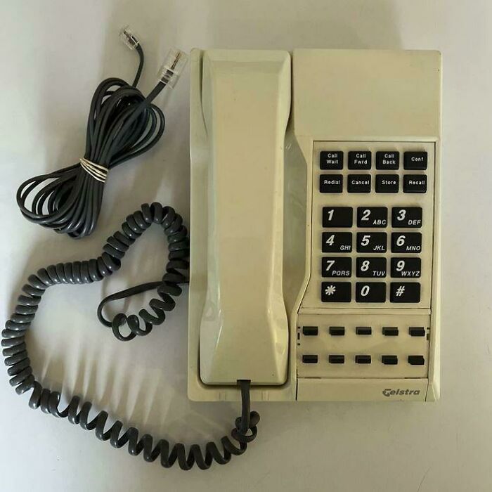 Meet the Telstra Tf400c: The 90s Tech Superstar
