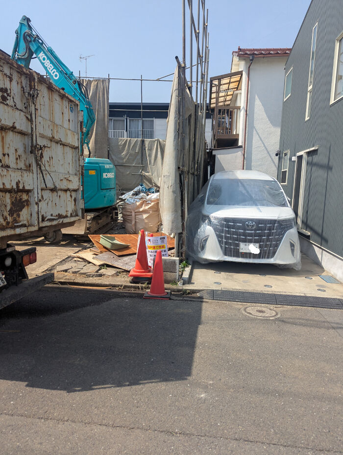 Construction Crew Keeps Your Car Dust-Free with Covers