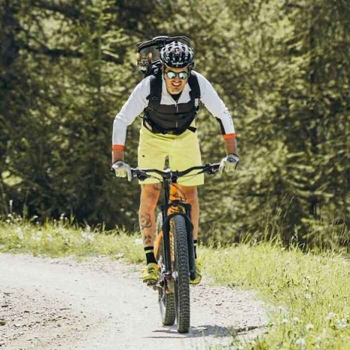 Meet The Cat Who’s Basically A Tiny Adventure Buddy On Wheels (33 Pics)