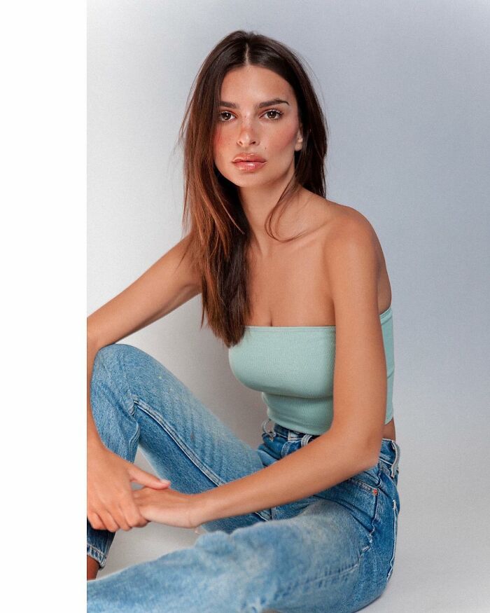 Emily Ratajkowski’s Slightly Off Photoshop Vibe