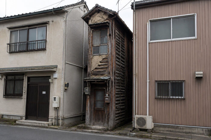 This Comically Narrow House in Japan: How Do They Fit Everything?!