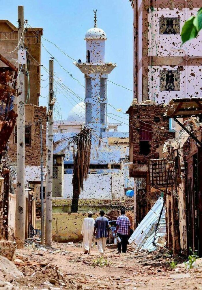 Wait, They Actually Took Photos Of These Wild City Scenes?!