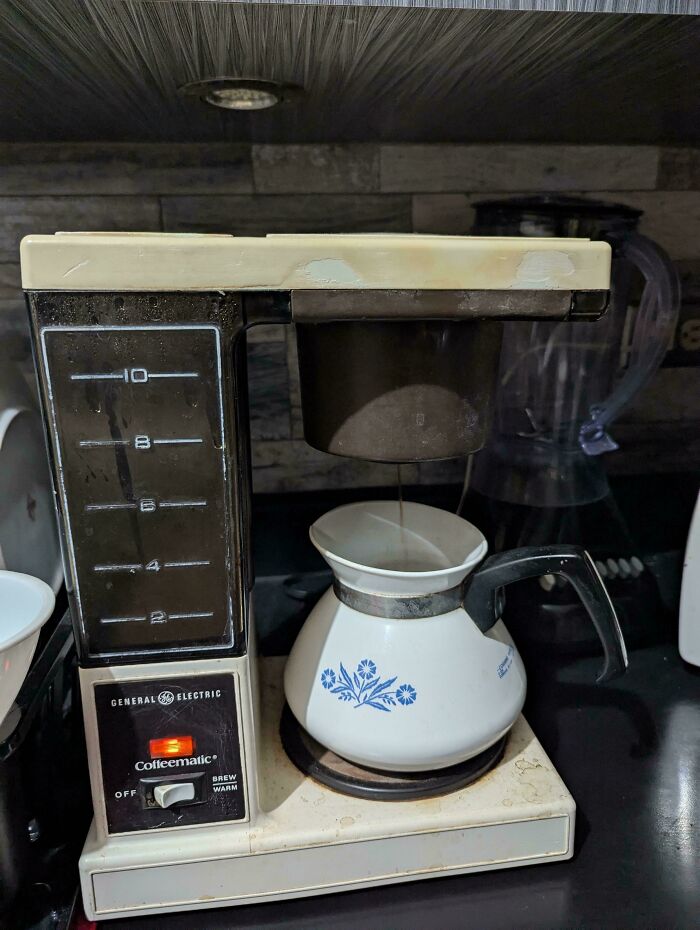 This 1987 GE Coffee Maker is Still Brewing Strong