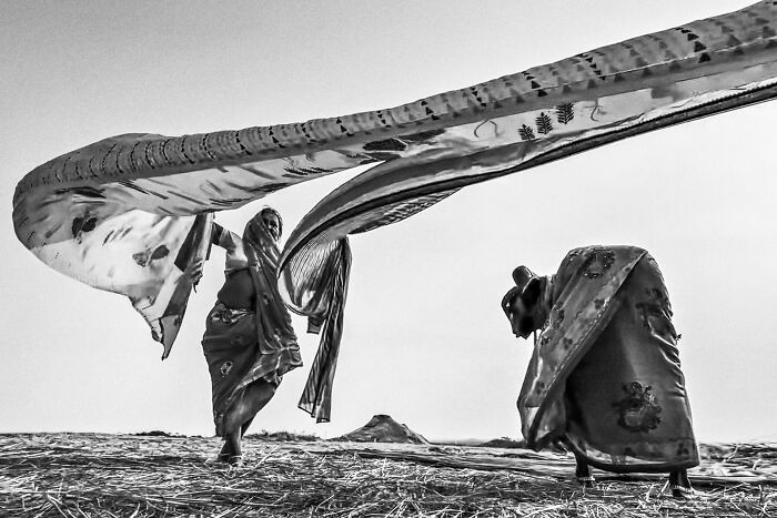Check Out These Black & White Snaps That Totally Nail Life's Real Moments (66 Pics!)