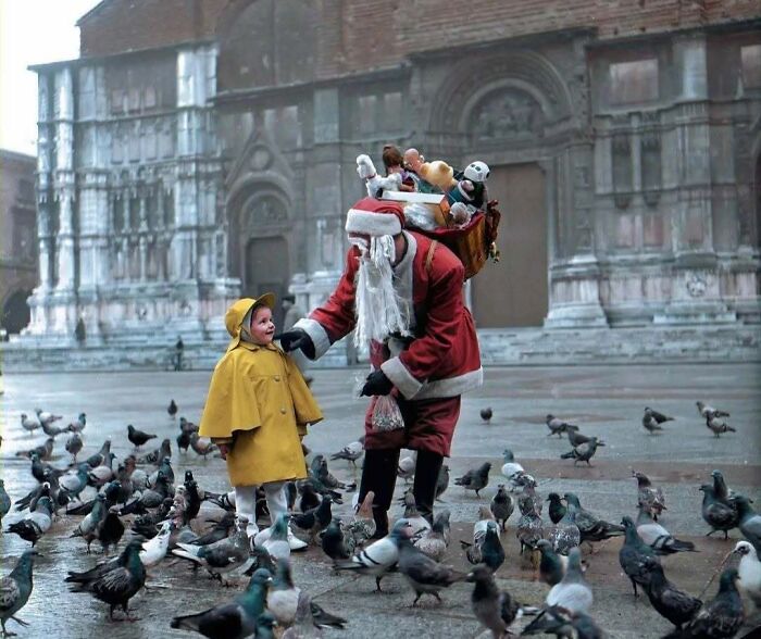 Christmas at Piazza Maggiore in Bologna, 1950 – The Holiday Hustle Looks Timeless