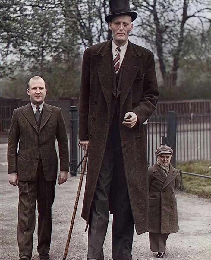 Showman Pete Collins and Gigantic Albert Johan Kramer in London, 1935 – The Height of Entertainment