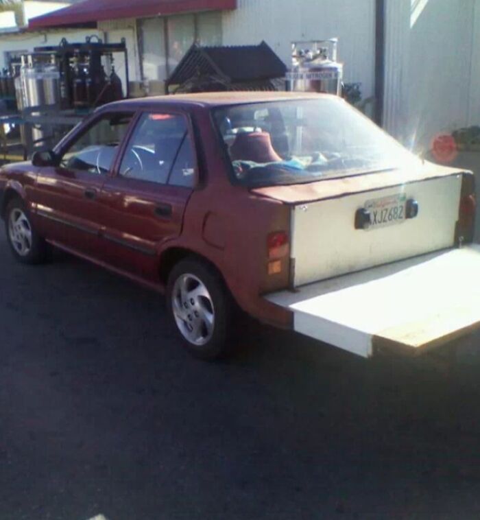 Guy Shows Up At Work To Buy Oxygen Tanks & Says ‘Just Toss These In The Truck Bed’