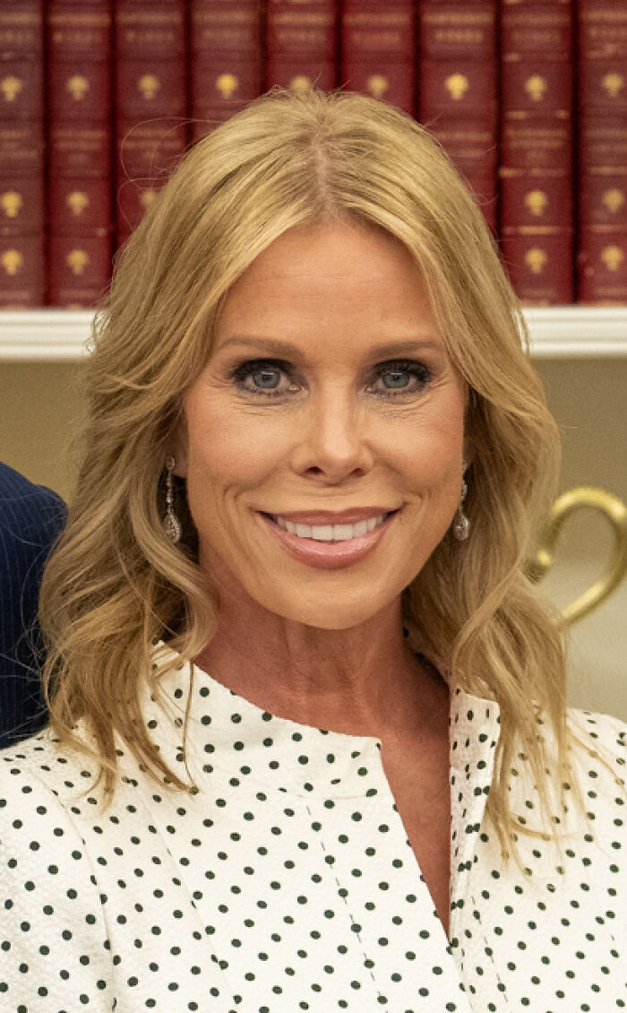 Cheryl Hines: Comedy Star Who Didn’t Have Her Own Bed Until Graduation