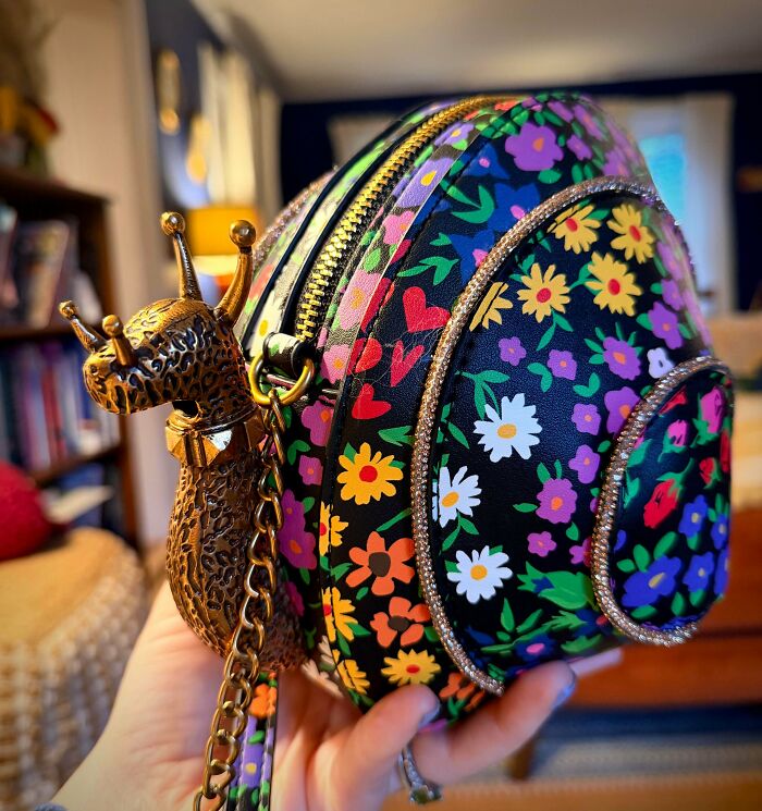 Meet My New Favorite: A Snail-Shaped Purse!