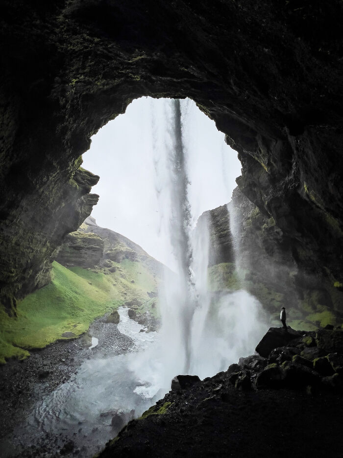 You Won't Believe How This Photographer Finds Perfect Symmetry Everywhere!