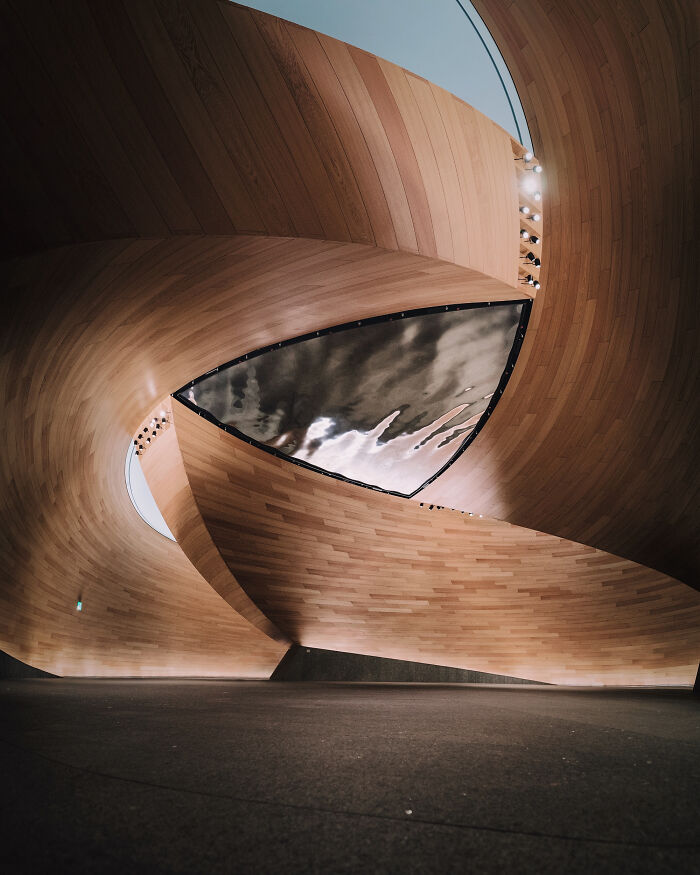 You Won't Believe How This Photographer Finds Perfect Symmetry Everywhere!