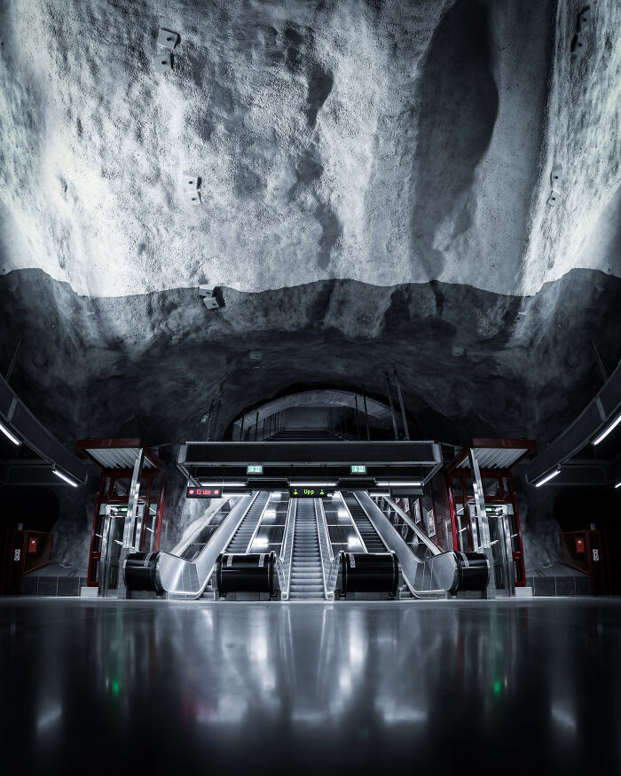 You Won't Believe How This Photographer Finds Perfect Symmetry Everywhere!