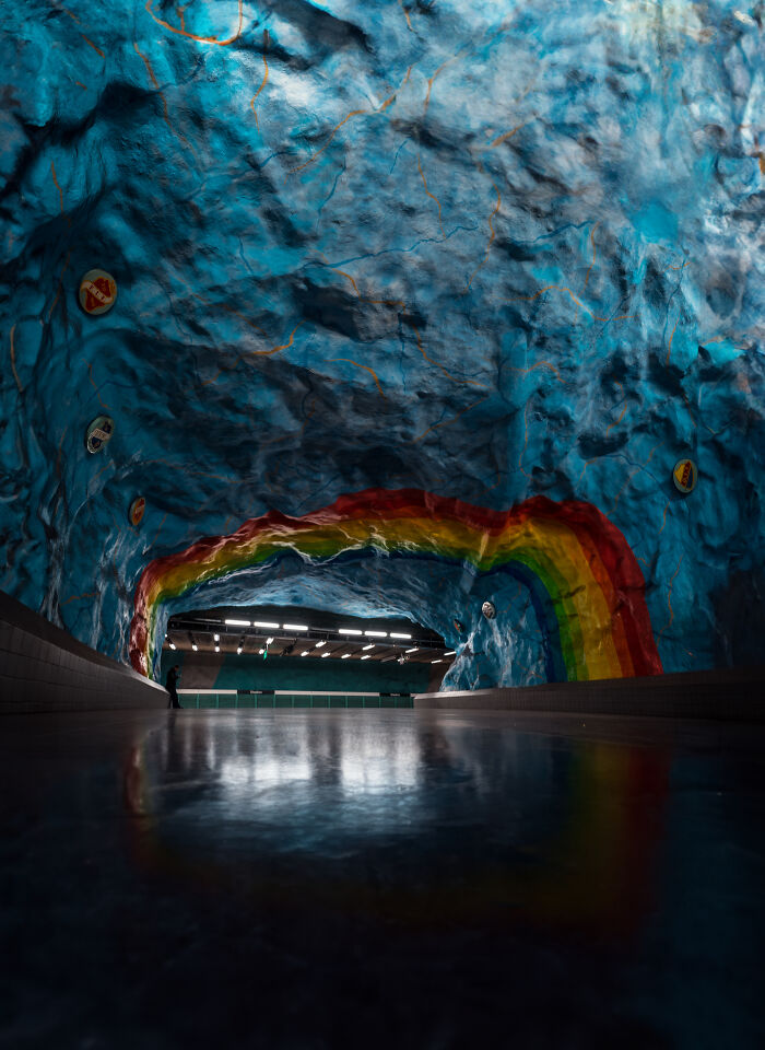 You Won't Believe How This Photographer Finds Perfect Symmetry Everywhere!