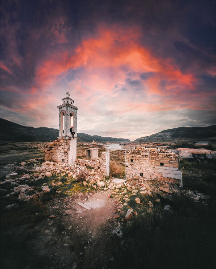 You Won't Believe How This Photographer Finds Perfect Symmetry Everywhere!