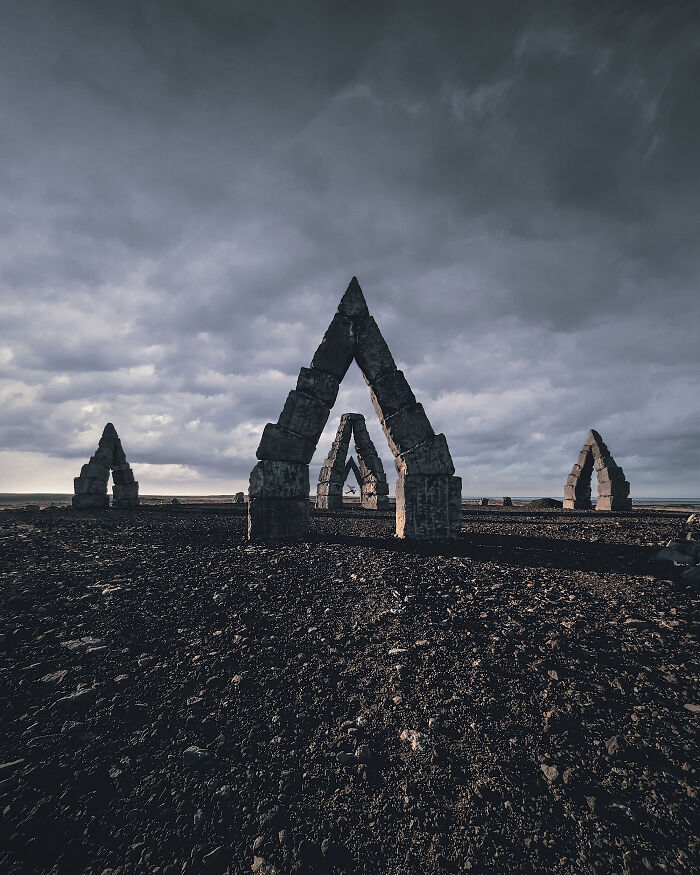 You Won't Believe How This Photographer Finds Perfect Symmetry Everywhere!