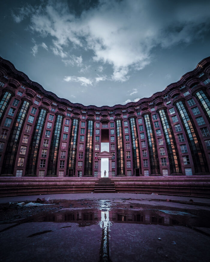 You Won't Believe How This Photographer Finds Perfect Symmetry Everywhere!