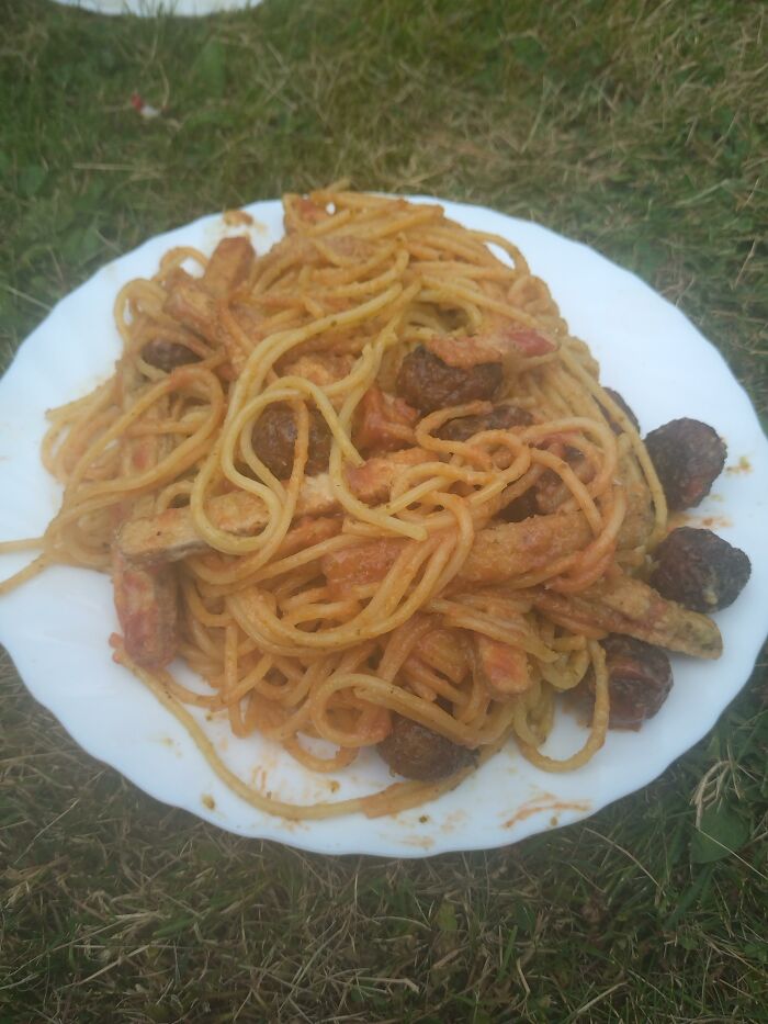 Spaghetti With Butter, Pesto, Twix, Ketchup & Meatballs: Kitchen Chaos