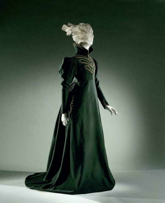 Sharp & Chic Riding Habit Made of Green Wool, Circa 1825