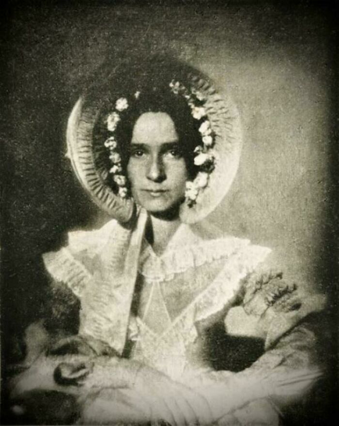 The First Ever Woman’s Photo In 1839: Dorothy Draper Rocking The 1830s Poke Bonnet