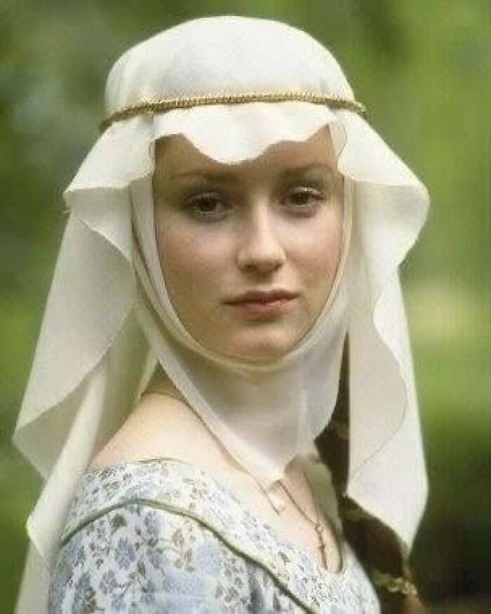 Hear Me Out: We Should Totally Bring Back The Wimple!