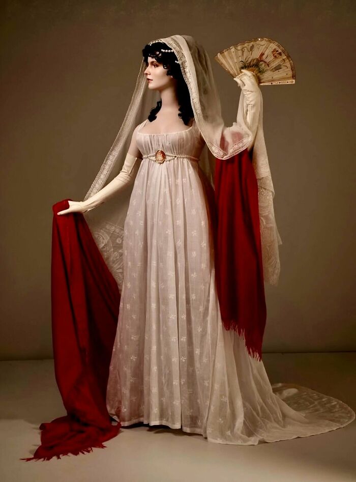 Rare Embroidered Linon "Une Merveilleuse" Gown From France, 1796-1800