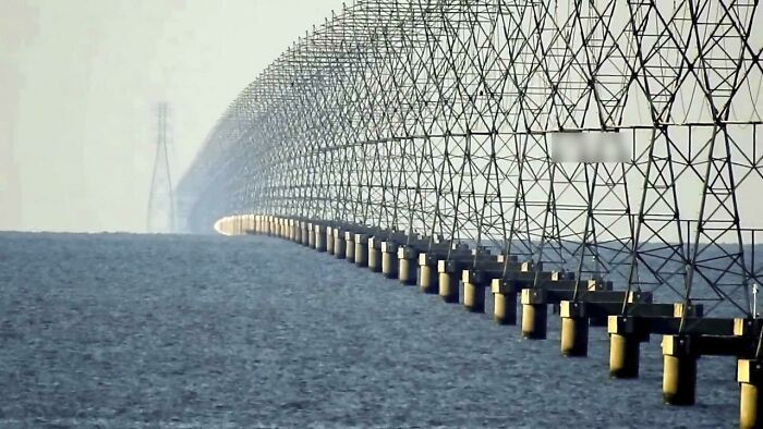 Power Lines That Prove The Earth Isn’t Flat (Thanks, Louisiana)