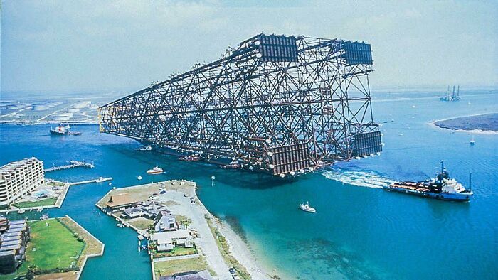 That Time An Oil Rig Was Photographed Before Its Final Dip Underwater